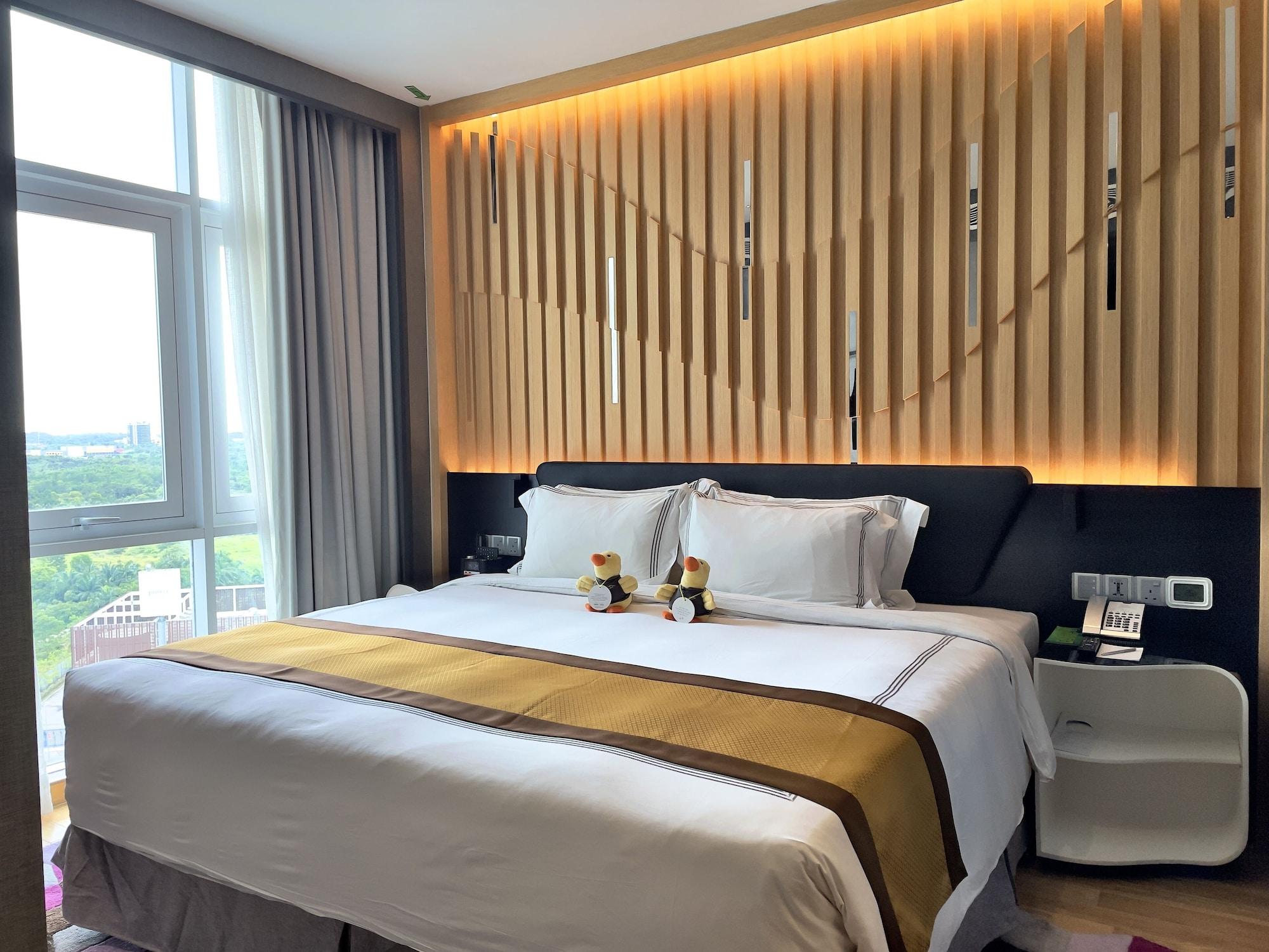 Fraser Place Puteri Harbour Nusajaya  Ngoại thất bức ảnh A bedroom in a hotel