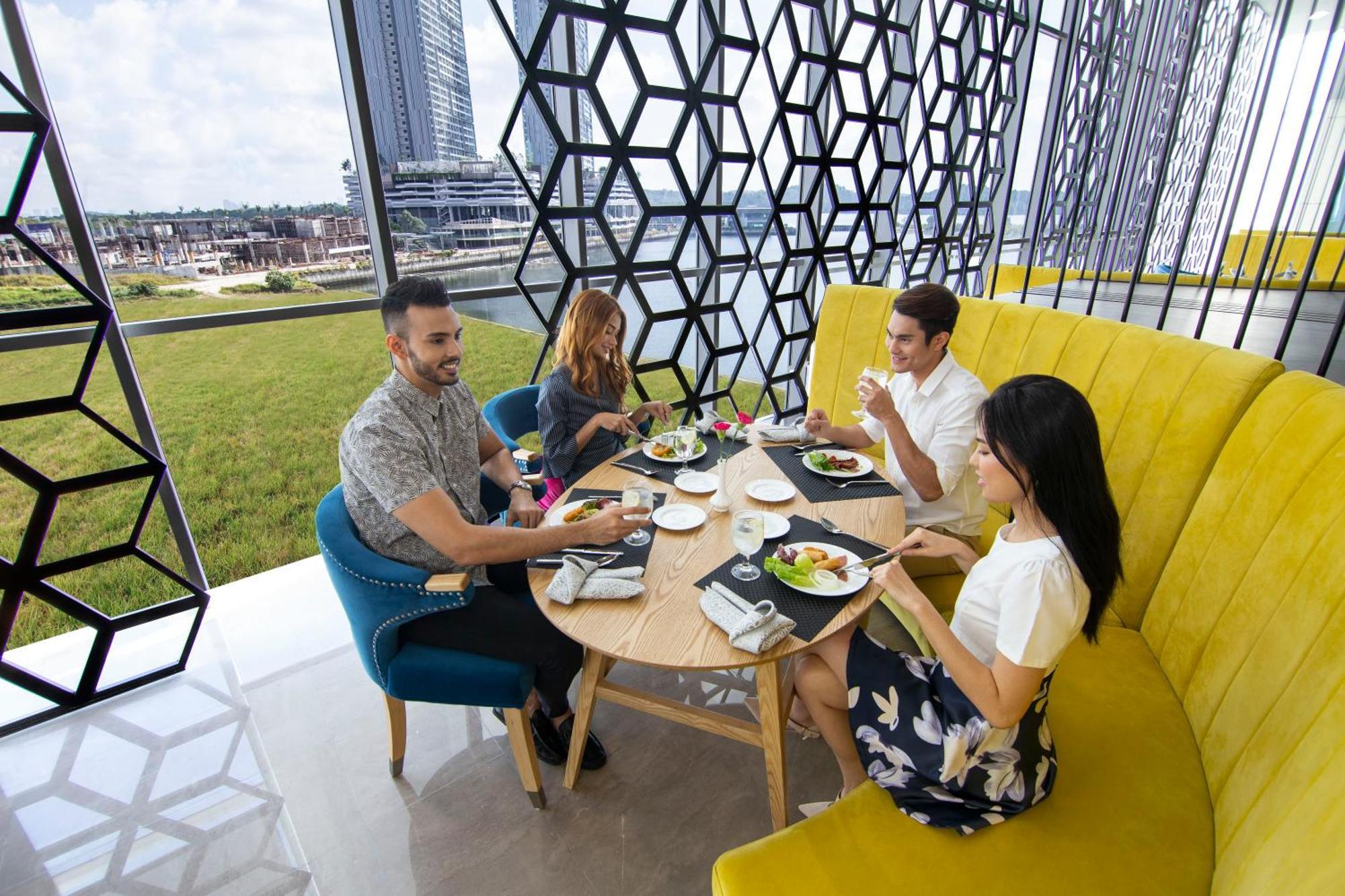 Fraser Place Puteri Harbour Nusajaya  Ngoại thất bức ảnh Sky Bar